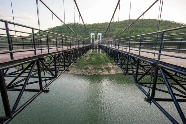 Ponte Sospeso Grandi Dimensioni Auto Può Guidare Attraverso Essa Ponte — Foto Stock