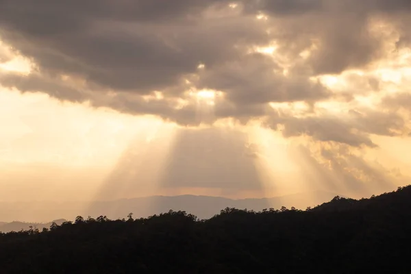 Fundo Das Nuvens Montanha Sol Brilha Imagem Para Luz Fundo — Fotografia de Stock