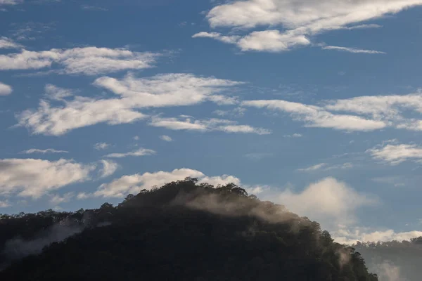 Paisaje Montaña Nubes Niebla Después Lluvia Montaña Cielo Brillante Una — Foto de Stock