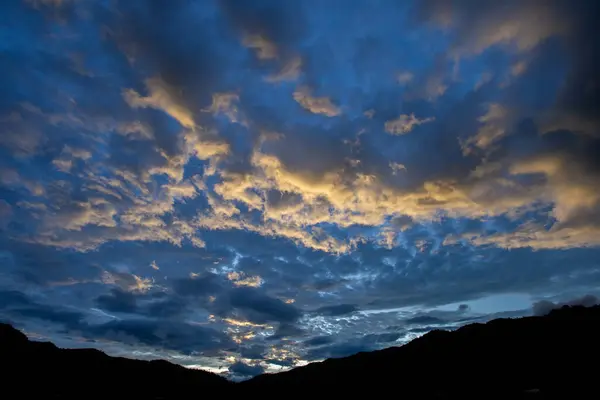 Paysage Montagne Silhouette Ciel Bleu Nuages Jaune Orange Après Coucher — Photo