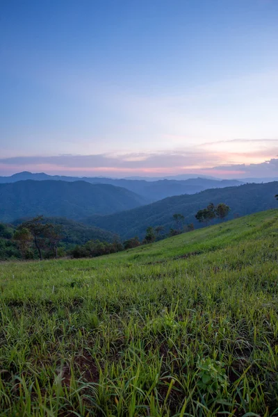夕阳西下的山景 泰国的农业区 美丽的山景和上面的文字空间 — 图库照片