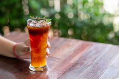 Sadece portakal suyuyla karıştırılmış bir bardak buzlu kahvenin buz noktasına odaklan. Lezzetli görünüyor, taze kokuyor. Kahve ve meyve suyu karışımı bir kafede taze kahve..