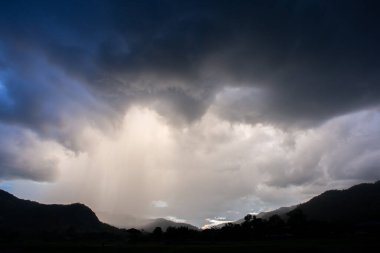 manzara, dağ gölgeleri, bulutlar, Tayland 'da yağmur mevsimi