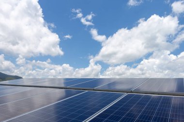 Beyaz bulutlu arka plan üzerine yakın çekim güneş paneli fotovoltaik, temiz alternatif elektrik enerjisi kavramı.