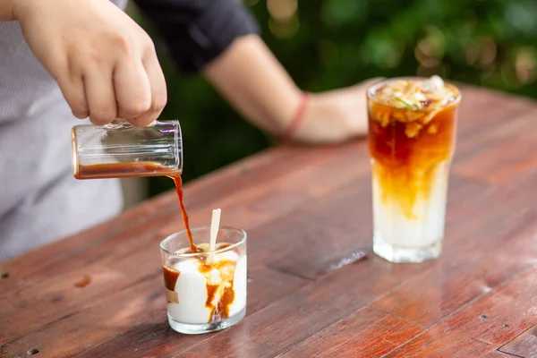 Pequeno Copo Transparente Cheio Sorvete Coco Branco Café Derramado Água — Fotografia de Stock
