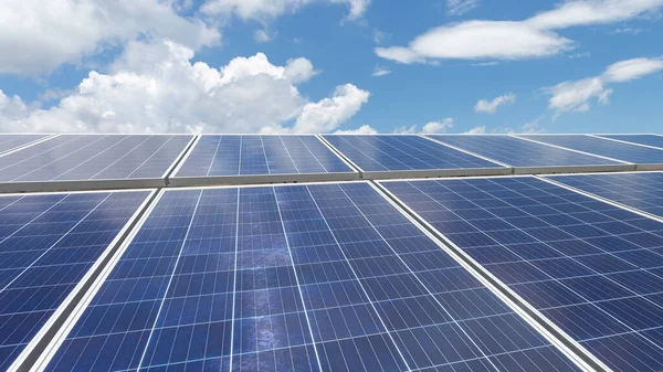 Beyaz bulutlu arka plan üzerine yakın çekim güneş paneli fotovoltaik, temiz alternatif elektrik enerjisi kavramı.