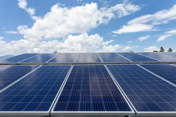 Beyaz bulutlu arka plan üzerine yakın çekim güneş paneli fotovoltaik, temiz alternatif elektrik enerjisi kavramı.