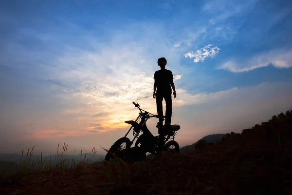 Beautiful Landscape Shadow Old Motorbike Top Mountain Shadow Teenager Standing — Stock Photo, Image