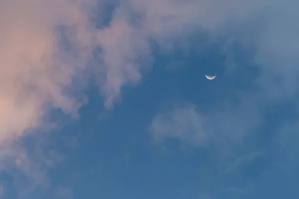 Günbatımında Kırmızı Işığa Çarpan Ince Bulutlu Hilal Gökyüzü Arka Planı — Stok fotoğraf