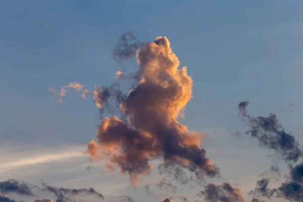 Primer Plano Hermosa Forma Nube Lluvia Con Sol Poniente Noche —  Fotos de Stock