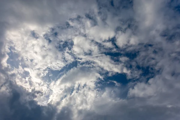 Morbide Nuvole Bianche Pioggia Sul Cielo Close Bello Sguardo Denso — Foto Stock