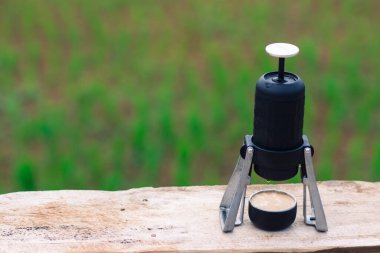 Siyah kahve makinesi doğa arkaplanı Metne girmek için boşluk var.