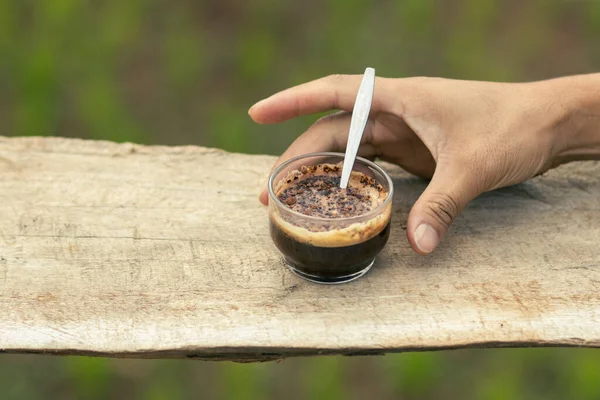 Селективный Фокус Какао Порошок Чашке Черного Кофе Руке Человека Утром — стоковое фото
