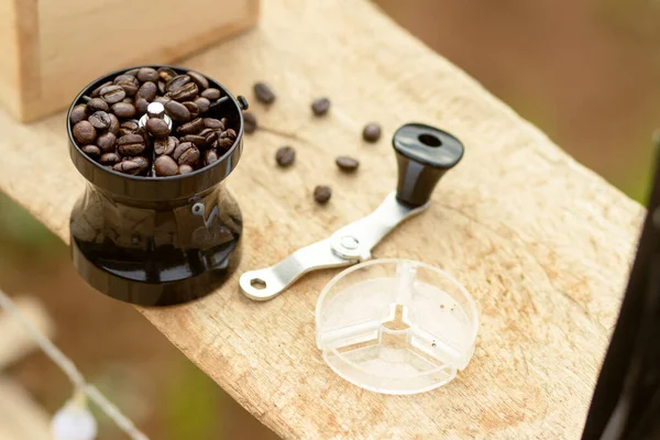 Ziarna Kawy Ręcznym Ekspresie Kawy Jest Miejsce Tekst — Zdjęcie stockowe
