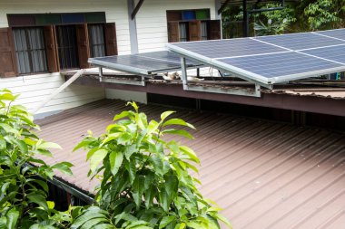 Evin çatısındaki güneş pilleri elektriğin erişilemediği kırsal köylerde metin için yer var.