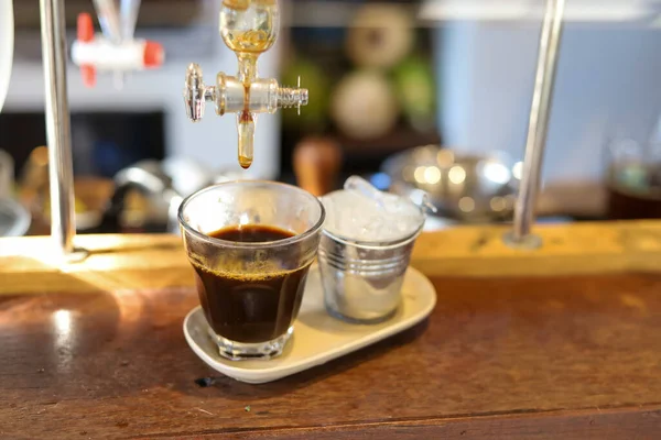 Sade kahve fincanına odaklan. Kahve dükkanında buzlu servis yap..