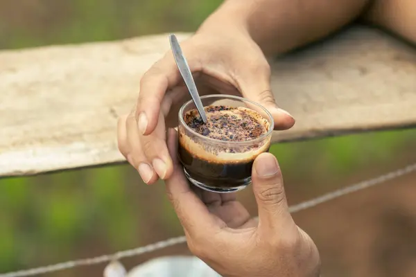 Селективный Фокус Какао Порошок Чашке Черного Кофе Руке Человека Утром — стоковое фото