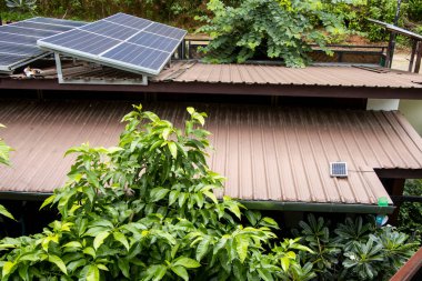 Evin çatısındaki güneş pilleri elektriğin erişilemediği kırsal köylerde metin için yer var.