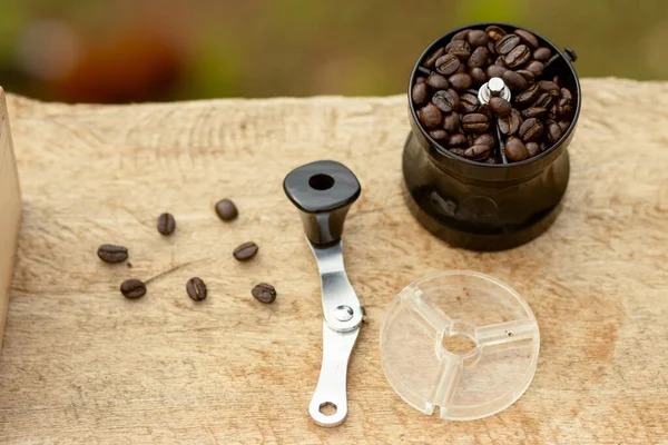 Ziarna Kawy Ręcznym Ekspresie Kawy Jest Miejsce Tekst — Zdjęcie stockowe