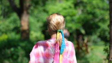 Ormanda dikilen kadın.