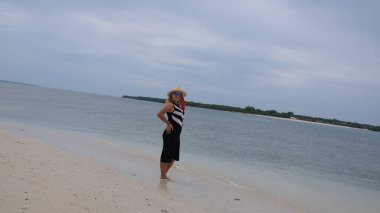 Okyanustaki sahilde bir kadın