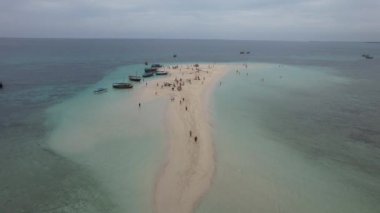 Sahildeki bir şehir manzarası