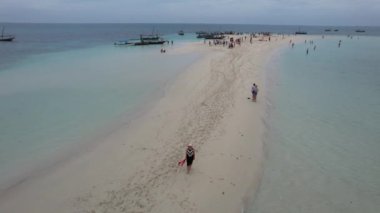 Güneşli sahilde eğlenen insanların insansız hava aracı görüntüleri.