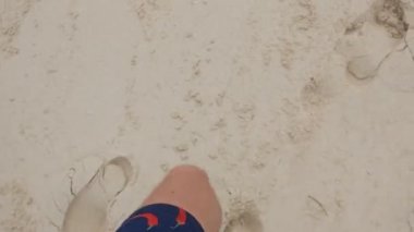 Kumsalda yürüyen mutlu kadınlar, kumsalda ayak sesleri