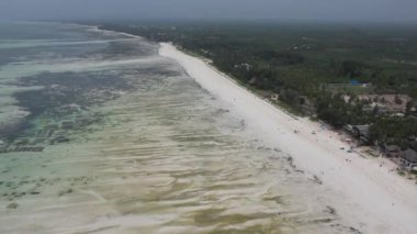 Altında turkuaz okyanus ufku kayaları