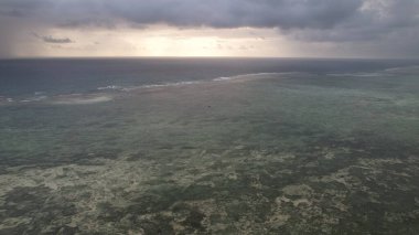 Okyanusun hava görüntüsü, denizde gün doğumu.
