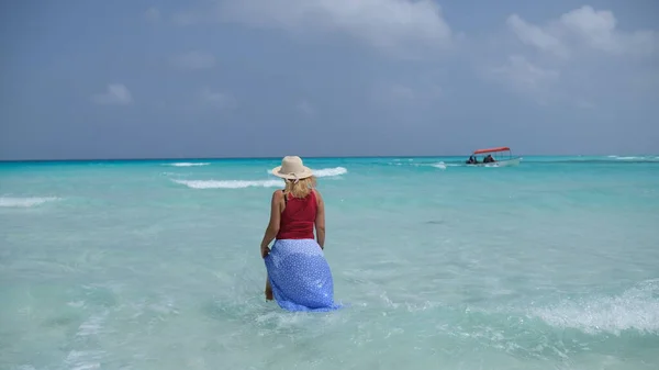 Vacation Vibes Girl Standing Turquoise Ocean Wearing Hat — Stock Fotó