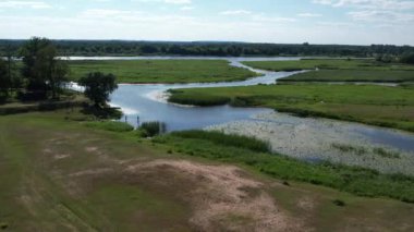 Eğri bir nehrin havadan görünüşü, kırsal manzara