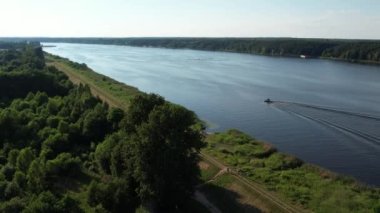 Göldeki bir motorlu teknenin havadan görüntüsü, yaz zamanı.