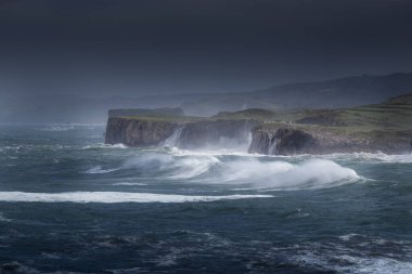Kayalıkların deniz fırtınalı panoramik manzarası
