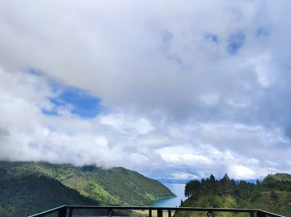 Прозорі Хмари Ліси Озера — стокове фото