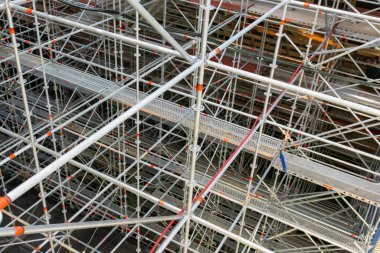 İnşaat iskelesi bina etrafında.