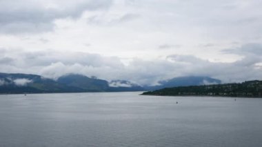 Su ve dalgalar bir yolcu gemisinden