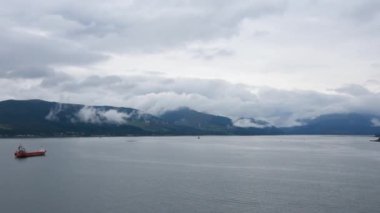 Su ve dalgalar bir yolcu gemisinden