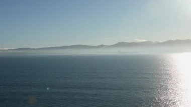 Su ve dalgalar bir yolcu gemisinden