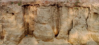 Yağmur yol kenarındaki toprağı yıkadı.