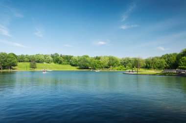 Montreal Kanada 'daki Mount Royal Park' ta güneşli bir yaz gününde bir göl..