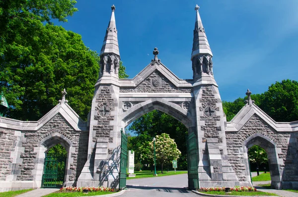 Montreal Kanada 'daki Mount Royal mezarlığının ana girişi ve kapısı güneşli mavi bir gökyüzü gününde..