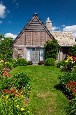 Litchfield Connecticut 'taki tepedeki eyalet ormanının yakınındaki bir bahçede renkli çiçekler açıyor..