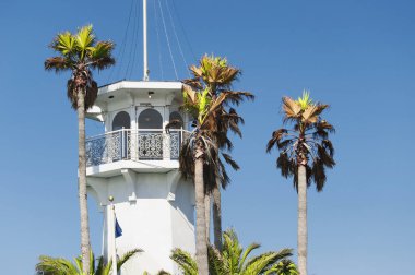 San Francisco California 'nın balıkçı rıhtımındaki Pier 39 yakınlarında güneşli mavi bir gökyüzü gününde yer alan deniz feneri adasını simgeler..