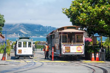 San Francisco, Kaliforniya. 24 Temmuz 2017 'de, güneşli bir günde Kaliforniya, San Francisco' nun balıkçı rıhtımındaki Powell ve Market teleferiğinin bitiş noktası.. 