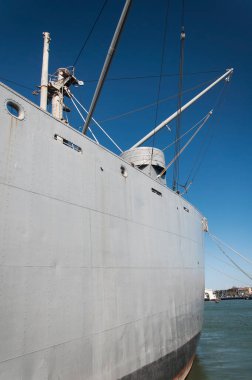 San Francisco California 'nın balıkçı rıhtımında güneşli bir günde 2. Dünya Savaşı' ndan çıkmış bir gemi.. 