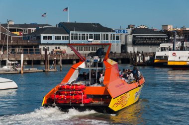 San Francisco, Kaliforniya. 24 Temmuz 2017. San Francisco körfezindeki bir motorlu tekne turu San Fransisco California 'nın balıkçı iskelesinin 39. rıhtımına geliyor..