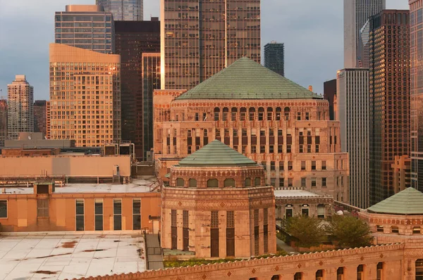 Chicago Illinois şehir merkezindeki modern ve sanat deco binaları gün batımında.