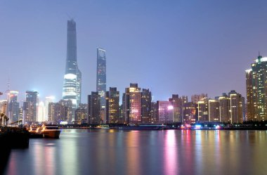 Şangay 'daki Lujiazui Pudong bölgesi geceleri Huangpu Nehri' nden yansıyor.,