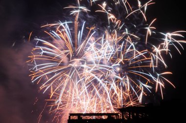 Pudong 'daki bazı binaların siluetinin üstündeki Century Park' tan havai fişek gösterisi Şangay 'ın yeni bölgesi.. 
